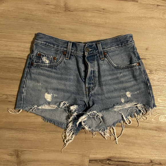 Levi’s 501 Light Wash Denim Shorts - Picture 2 of 4
